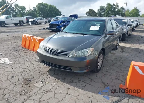2005 Toyota Camry Le z USA, uszkodzony, nr VIN 4T1BE32K95U503953